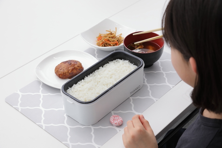 水を入れてスイッチを入れるだけの【おひとりさま用超高速弁当箱炊飯器】