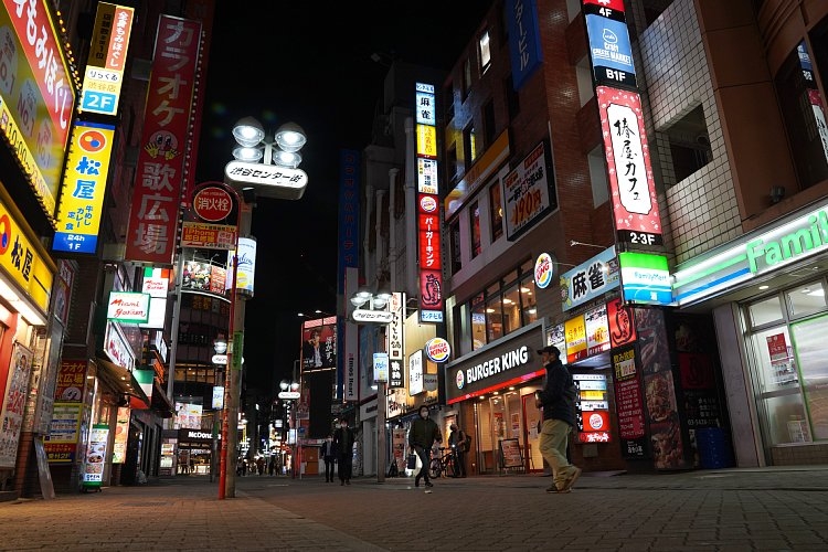 夜の街も閑散としている（緊急事態宣言後の渋谷のセンター街。写真：時事通信フォト）