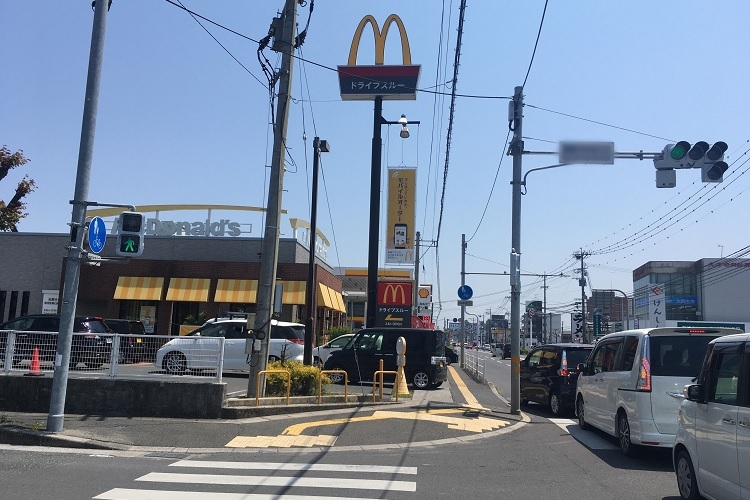 マクドナルドの店舗前で起こったドライブスルー渋滞。右手の車は全部左にウインカーを出している