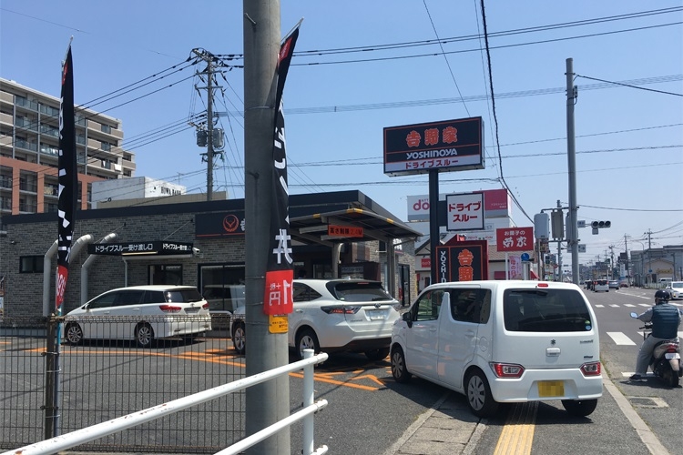 車列が絶えないお昼時のドライブスルー