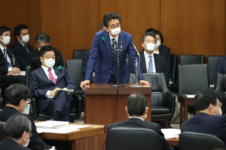 安倍晋三首相（中央）と加藤勝信厚生労働相（左奥）（時事通信フォト）