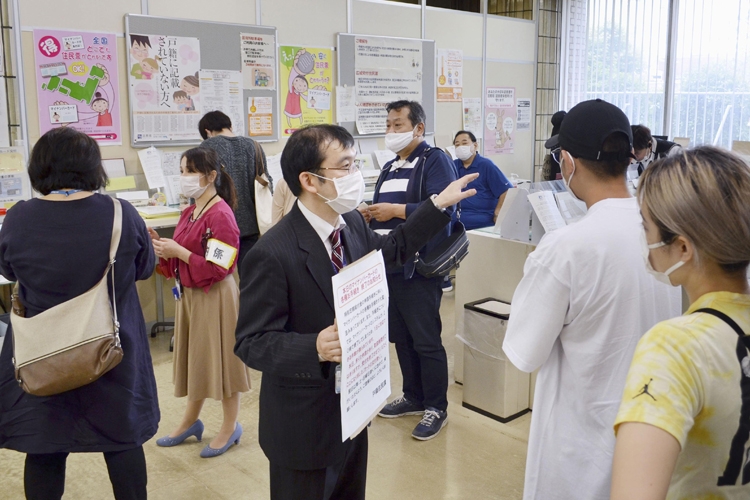 品川区役所のロビーは、マイナンバーカードの手続きに訪れた住民で大混乱（写真：共同通信社）