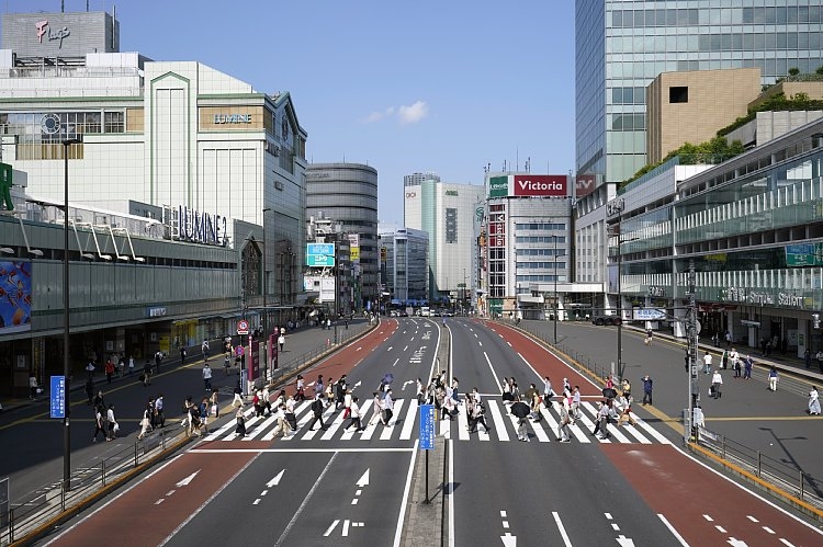 景気の最悪期は脱したか？（新宿駅周辺。時事通信フォト）