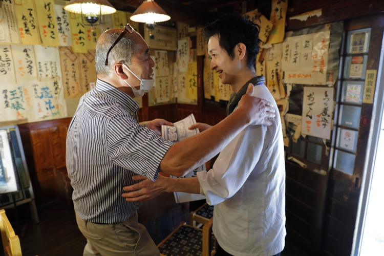 酔の助の閉店前日には店主との別れを惜しむ姿も（撮影／内海裕之）