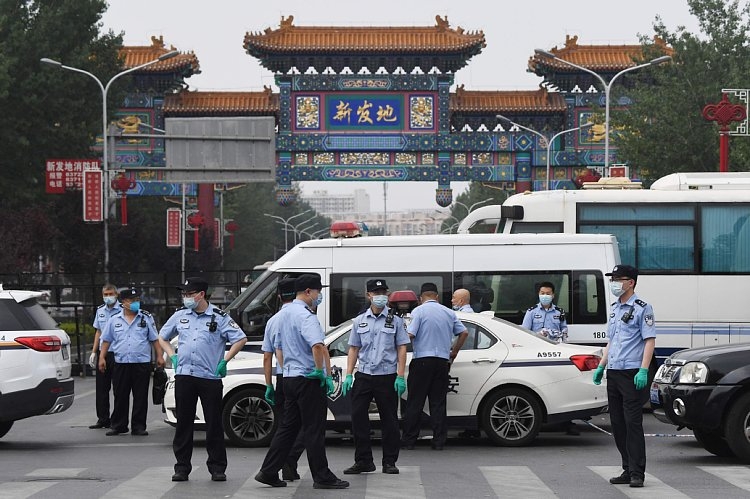 集団感染が発覚した北京の食料品市場「新発地」入り口前（AFP=時事）