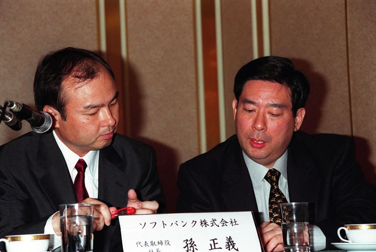 北尾吉孝氏と孫正義氏は盟友関係（写真は1999年。時事通信フォト）