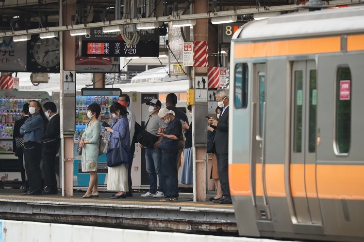 東京に住む人たちに厳しい視線も（時事通信フォト）