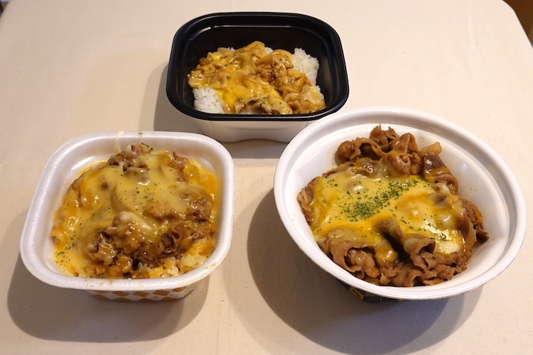 すき家『とろ～り3種のチーズ牛丼』（手前左）、すき家『チーズ牛カルビ丼』（手前右）、ファミリーマート『とろーり3種チーズの豚丼』（奥）