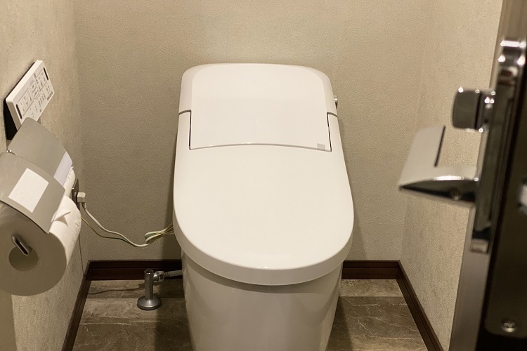 外でトイレに行くときはご用心？（イメージ）