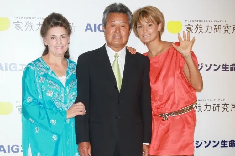 梅宮辰夫さん（中央）、クラウディアさん（左）、アンナの3人でトークイベントに出演したことも（2010年）