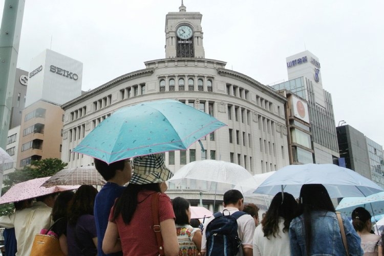 梅雨の時期の傘の忘れ物をどうやって防ぐ？（時事通信フォト）