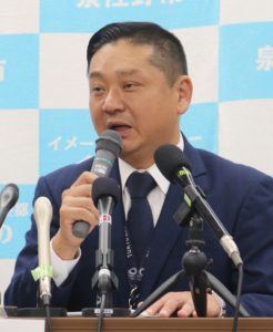 泉佐野市の千代松大耕市長に秘策あり？（時事通信フォト）