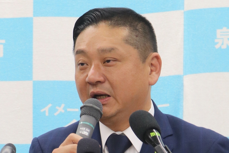 泉佐野市の千代松大耕市長に秘策あり？（時事通信フォト）