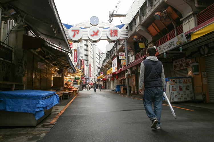 経済悪化のしわ寄せは姿勢の人々に（東京・上野。時事通信フォト）