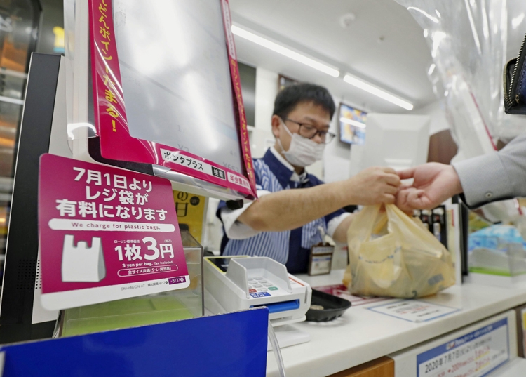 汁のこぼれやすい食品などを買った時は「レジ袋いりません」とも言えず…（写真／共同通信社）