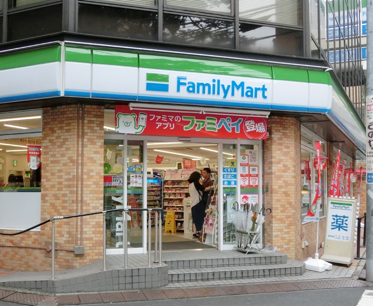 コンビニ業界も変革が加速か（ファミリーマート。時事通信フォト）