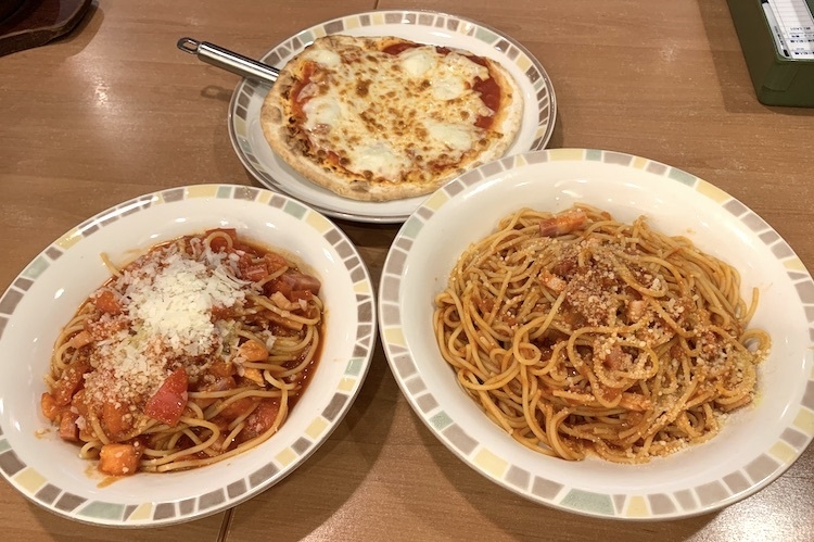 サイゼリヤの『マルゲリータピザ』（上）、『フレッシュトマトのスパゲティ』（下左）、『パルマ風スパゲティ（大盛り）』（下右）