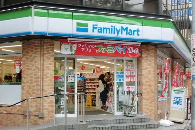 伊藤忠ファミマ子会社化の狙い　コンビニは大量出店から店舗縮小競争へ