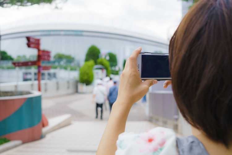 学校やスーパーなど指定の施設を撮影して収入ゲット（イメージ）