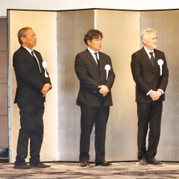 野村沙知代さんの葬儀で顔をそろえた兄弟（2018年4月）。左からケニー氏、克則氏、団氏