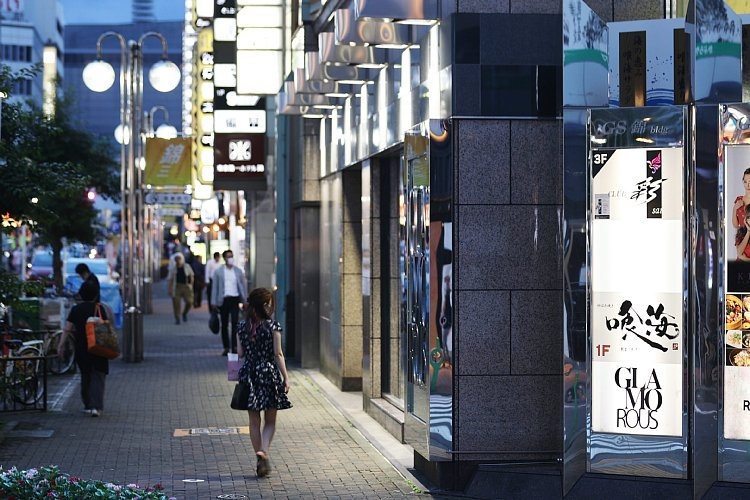 スナックやナイトクラブなどが立ち並ぶ名古屋市内の歓楽街（時事通信フォト）