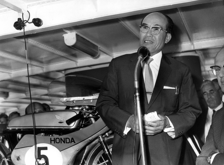 ドイツでホンダのスポーツカーを紹介する本田宗一郎氏（1963年。dpa/時事）