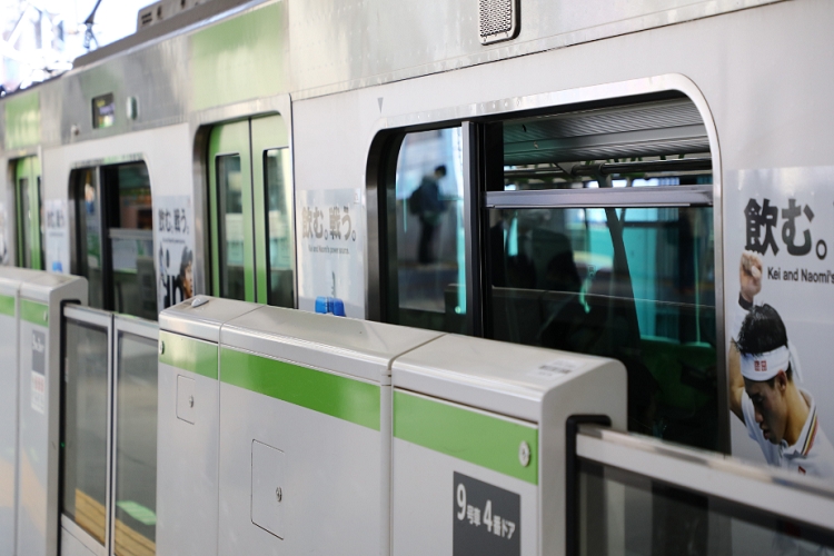 昭和の電車にあった 窓戸錠 とは 複数人で窓を開ける光景も マネーポストweb