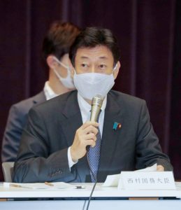 西村康稔大臣の立体的なマスクはどんな構造になっている？（時事通信フォト）