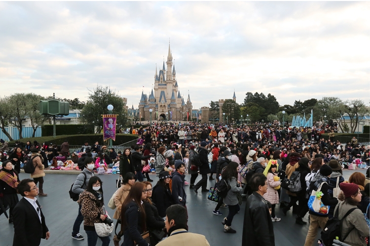 行列必至でも人気の高い『東京ディズニーランド』（時事通信フォト）