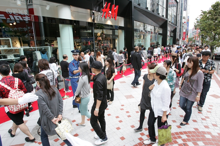 ファストファッションブームを巻き起こした『H＆M』が2008年に日本初上陸（写真は2009年の渋谷店オープン時）