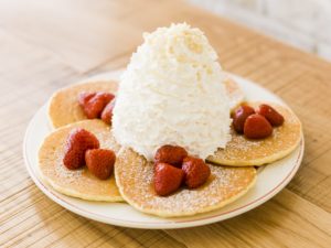 『Eggs ’n Things』の「ストロベリーホイップクリームとマカダミアナッツ」（写真提供／Eggs’n Things japan）