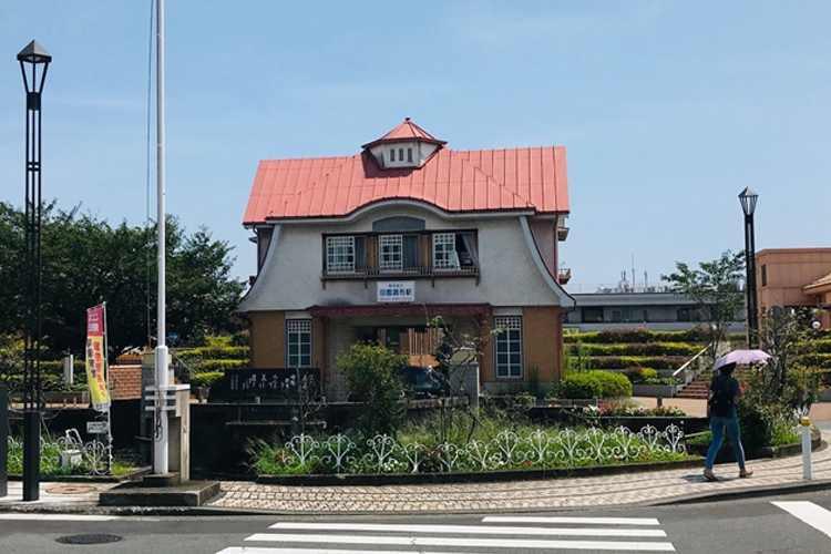 洋館風の田園調布駅。近くに鳩山由紀夫元首相の邸宅もある