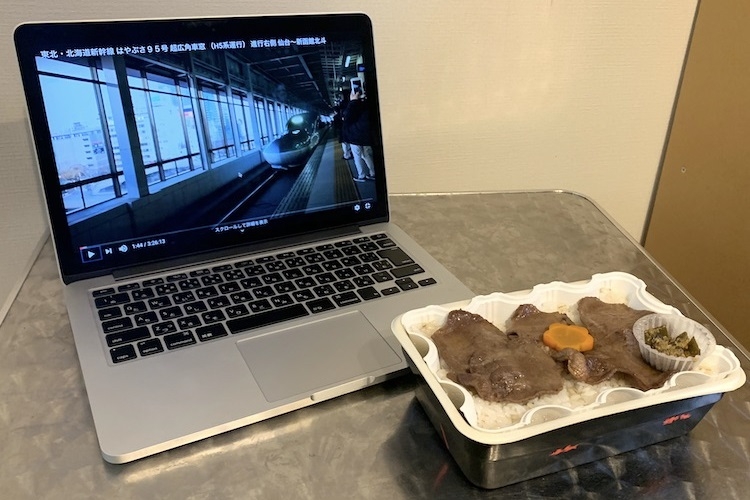 仙台の『炭火焼風牛タン弁当』を食べながら東北・北海道新幹線の車窓動画を楽しむ