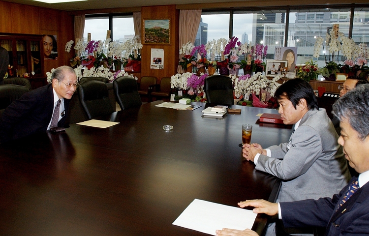 中川昭一・経産相（右）と会談するダイエーの高木邦夫社長（写真は2004年10月撮影、時事通信フォト）