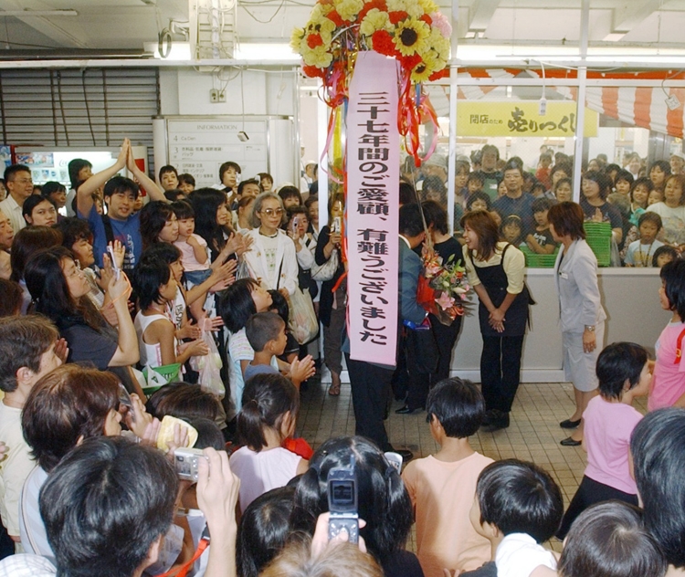 破綻寸前になったダイエー再建に関して金融庁と経産省が対立（写真はダイエーの店舗閉鎖時、共同通信社）