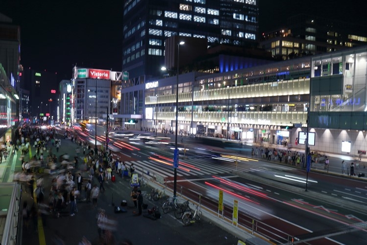 30分の終電繰り上げが様々な業界に影響を与える（新宿駅）