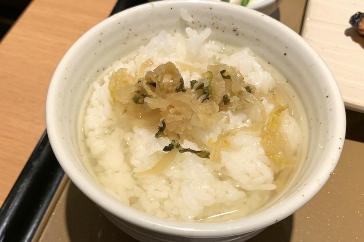 やよい軒で作っただし茶漬け。漬物をトッピング