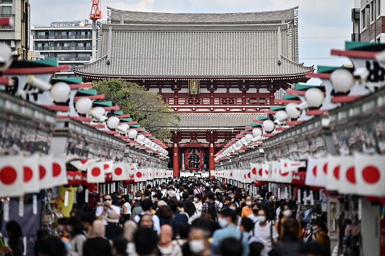 4連休中の観光地では大勢の人出で賑わった（東京・浅草。AFP＝時事）