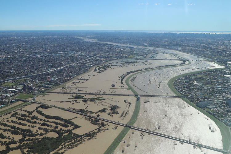 豪雨災害は河川に限らず海岸にも警戒を（2019年10月の台風19号で増水した東京・荒川。時事通信フォト）