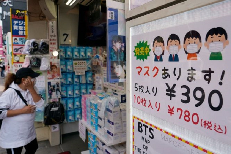 4～5月頃は、マスクが品薄で価格高騰が続いていた（時事通信フォト）