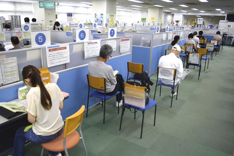 「生涯働いてローン完済」が常識のはずだったが…（渋谷のハローワーク、写真／共同通信社）