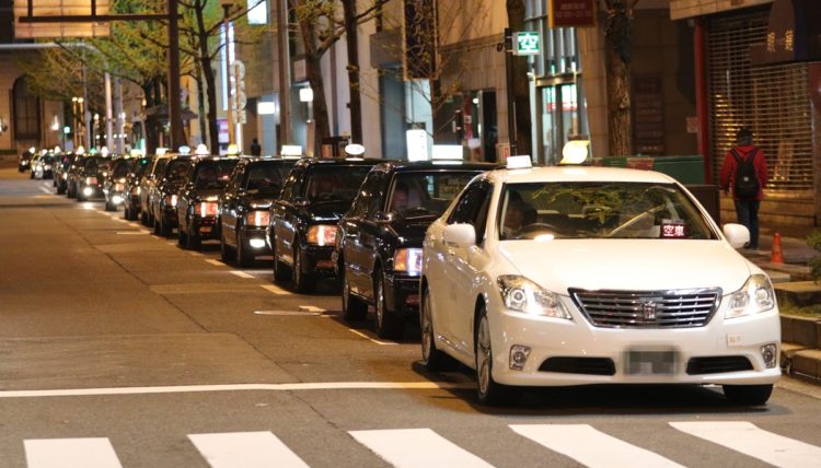 年収1000万円を超えるタクシードライバーは何が違うのか（時事通信フォト）