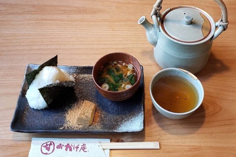 ほうじ茶と「おにぎりセット」