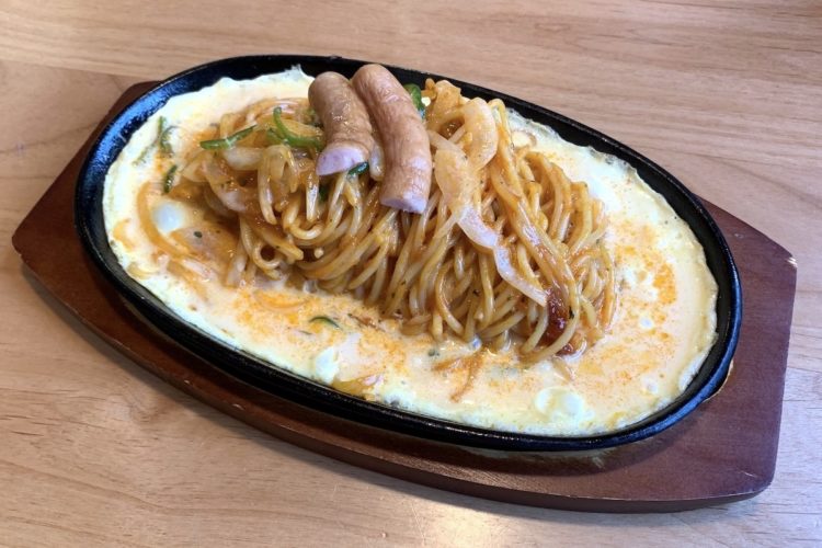 鉄板にのって提供される「レトロスパゲティー」