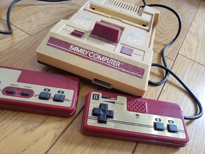 ファミコン時代からゲームはずっと一人で完結させてきたという（写真は筆者の私物でまだ現役）