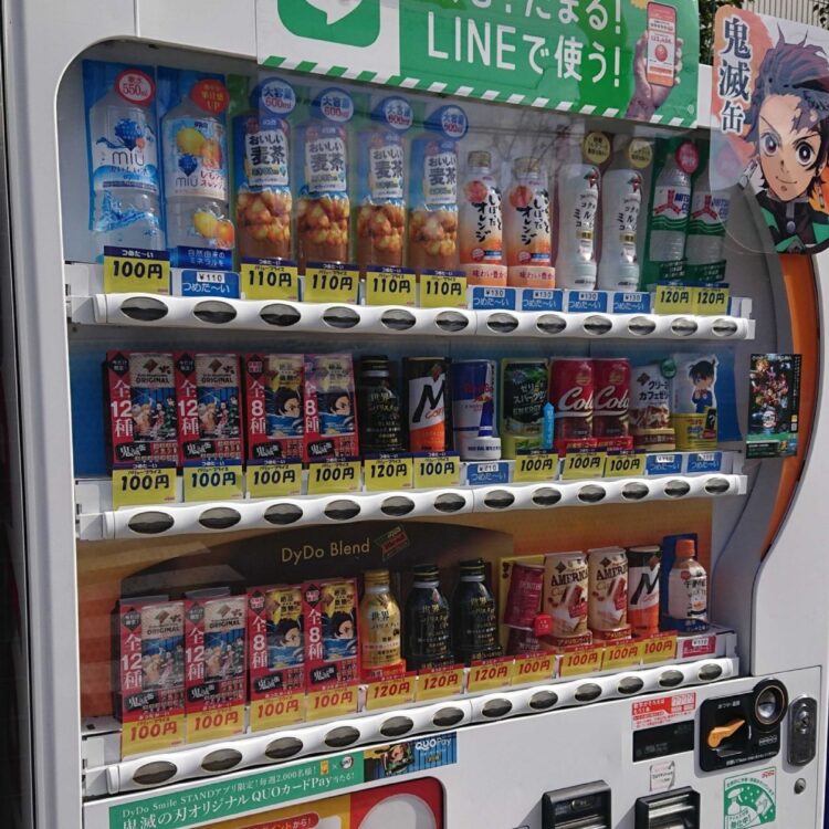 鬼滅コラボ商品も大人気（ダイドーの自動販売機）