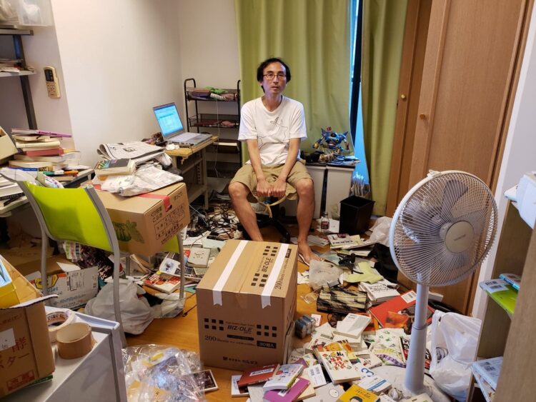 以前住んでいた部屋で引っ越し作業が始まってモノの多さに呆然とする中川淳一郎氏