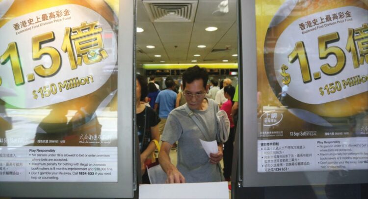 香港のジョッキークラブの小売店に並び、宝くじを買う人（Getty Images）