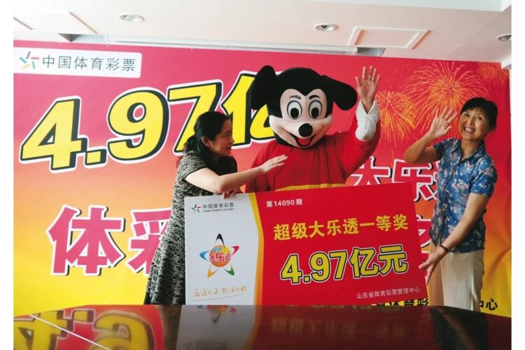 宝くじで約80億円当せんした中国人男性はミッキーマウス姿で記者会見（2014年、AFLO）