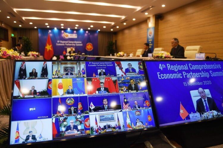 テレビ会議方式で開かれた東アジア地域包括的経済連携（RCEP）首脳会議（AFP=時事）